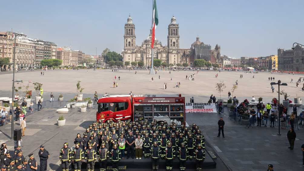 La ceremonia de entrega de los vehículos se realizó en la plancha del Zócalo. 