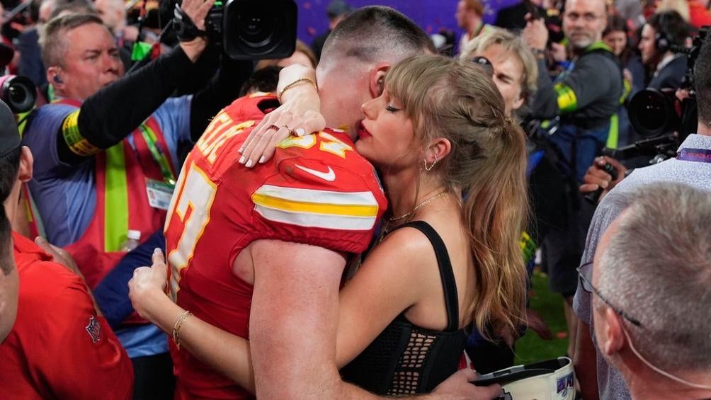 Jeopardy se burla de Kelce y Swift