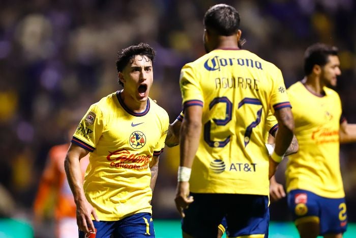 Zendejas celebra un gol