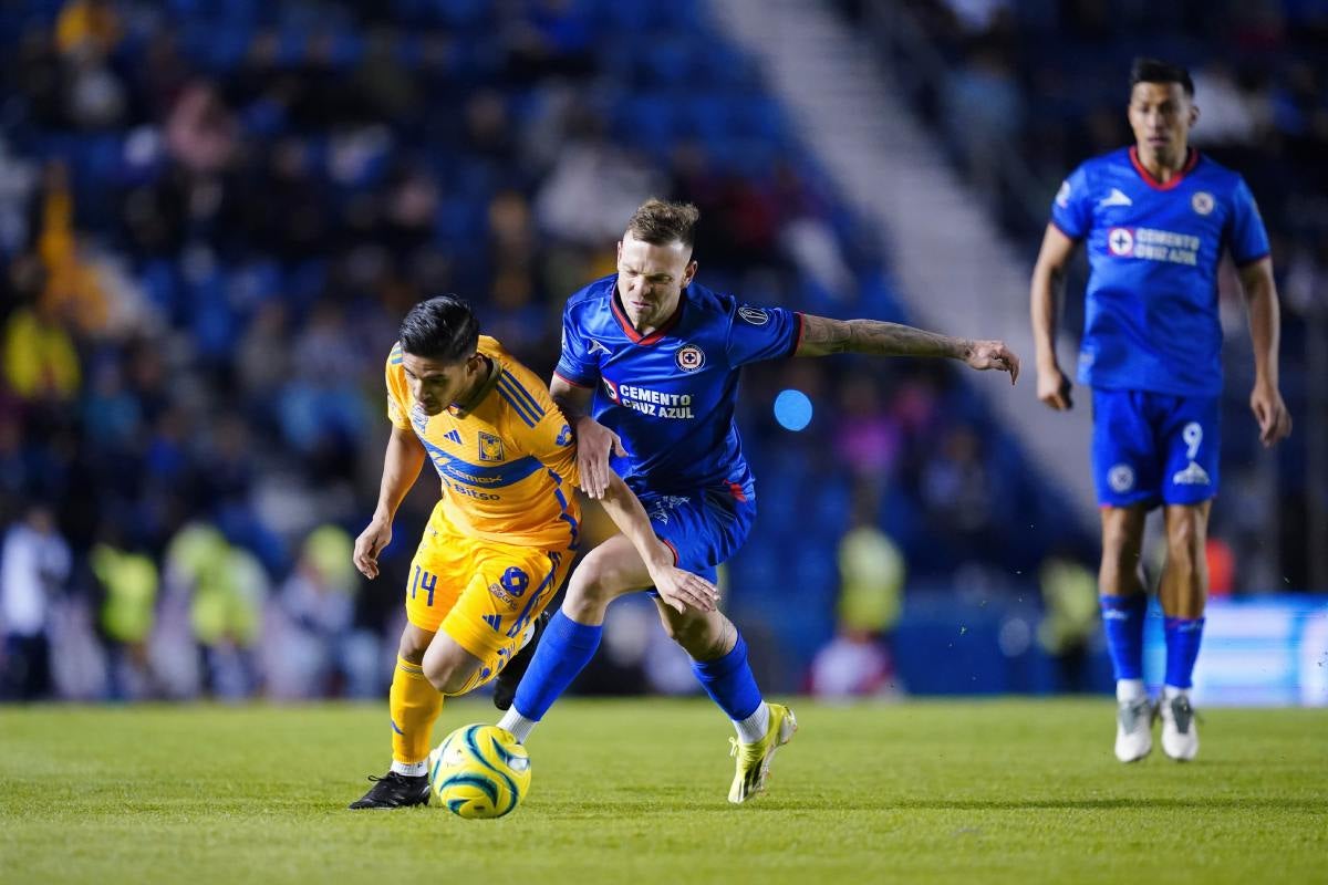 Los felinos tratarán de quitarle el invicto a los celestes en el Estadio Azul