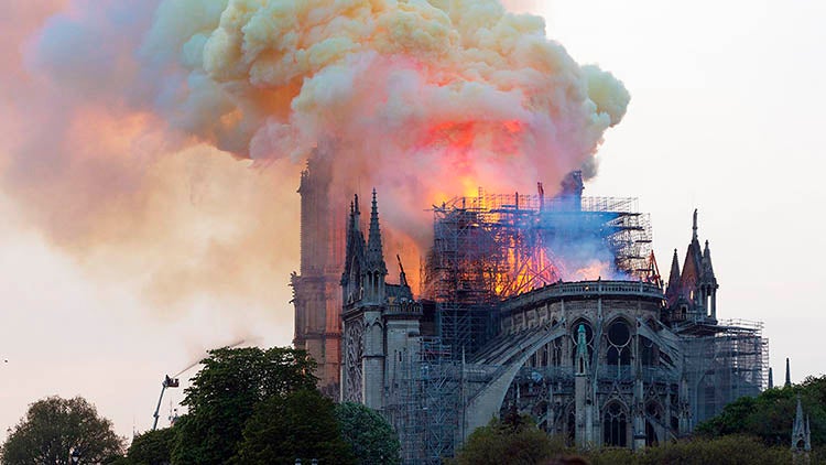 La Catedral Notre Dame fue consumida por un gran incendio 