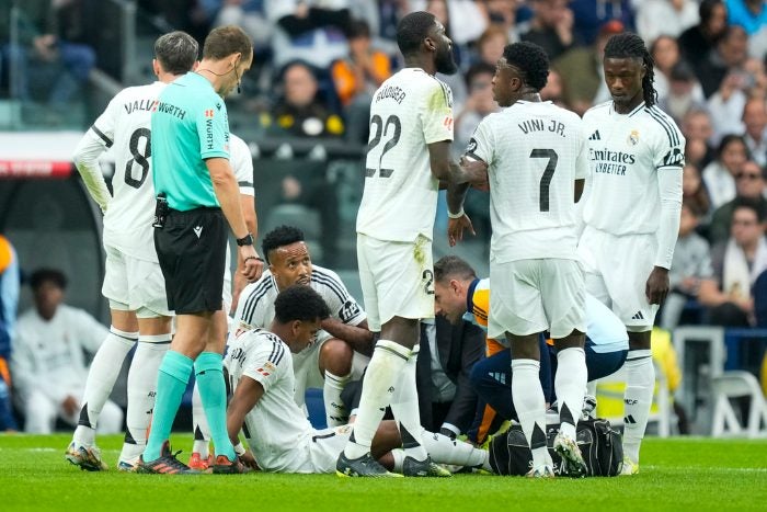 Rodrygo es atendido tras lesionarse