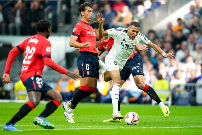 Kylian Mbappé recibe una falta