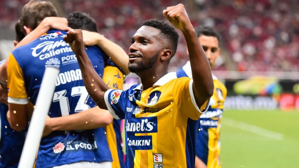 Vitinho celebrando gol de San Luis