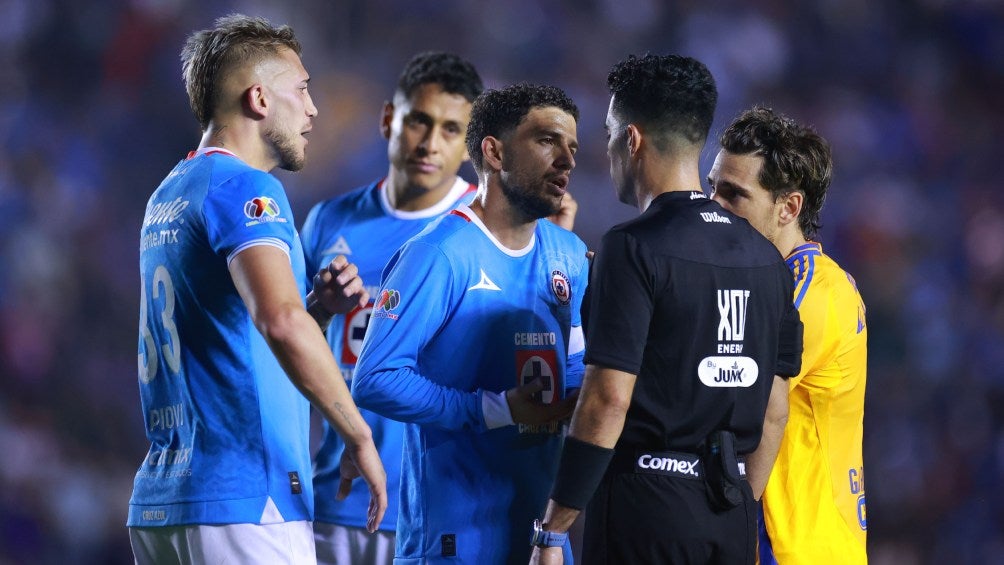 Jugadores de Cruz Azul reclaman al árbitro