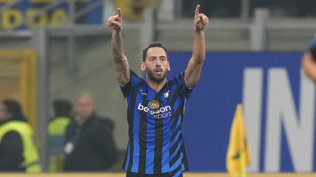 Calhanoglu celebra su gol ante el Napoli