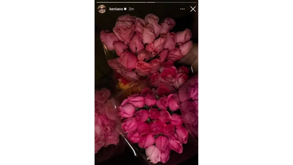 Kenia compartió unas flores en su cuenta de IG, a lo que los fans especulan que fue Belinda quien se las regaló.