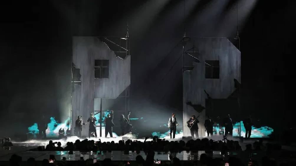 El cantante interpretó su éxito "Holliwood" en un escenario decorado con dos grandes letras "P".