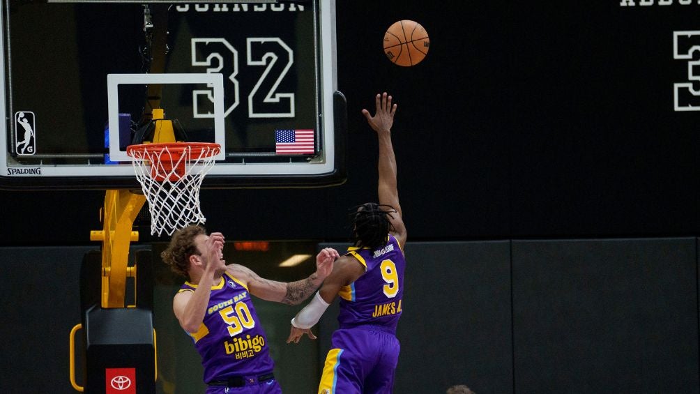 Broony James con el South Bay Lakers