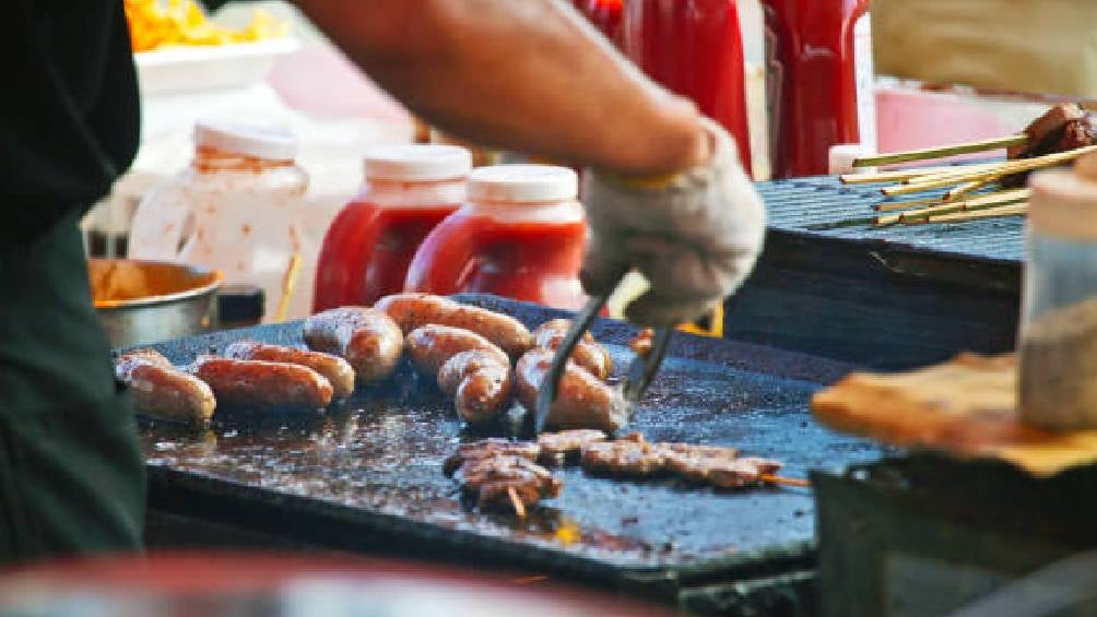 La OMS aconseja lavarse las manos antes de manipular alimentos y antes de comer para disminuir el riesgo de enfermedades transmitidas por alimentos