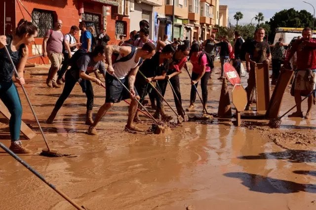 Personas de diferentes partes han llegado a Valencia en apoyo y solidaridad con los afectados por DANA