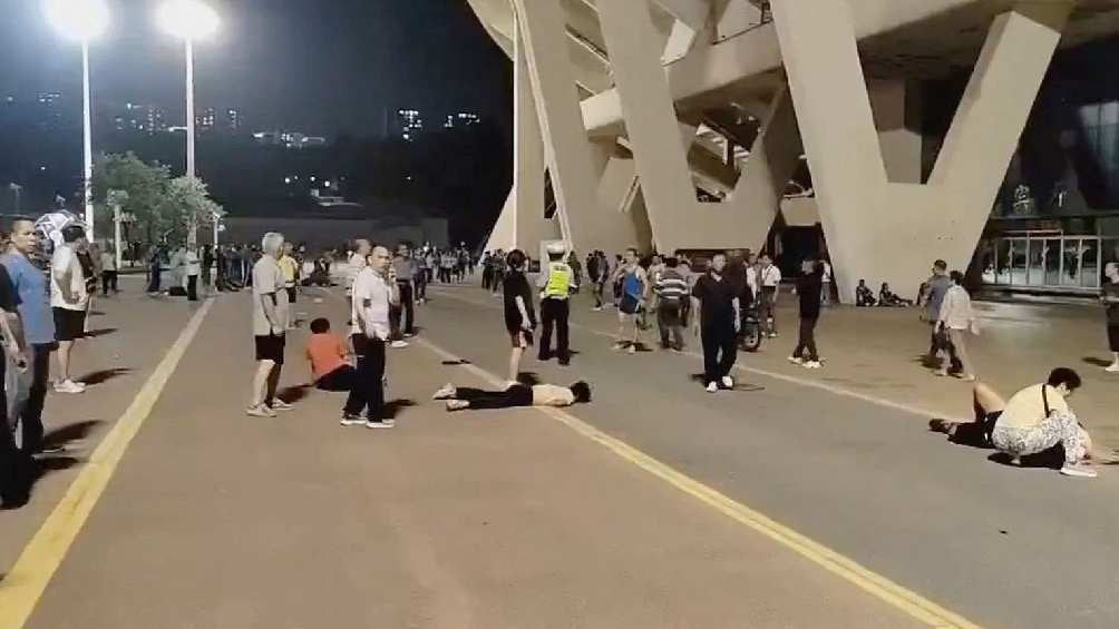 Automovilista atropella y deja 35 muertos afuera de estadio de China 