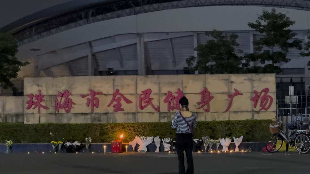 Afuera del estadio se montó una ofrenda en honor a los muertos. 