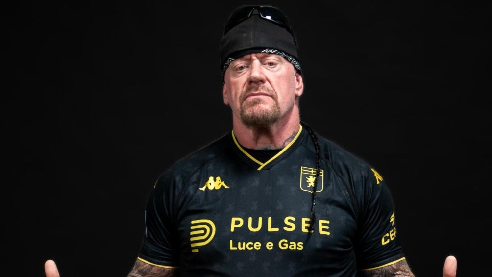 Undertaker modela la nueva jersey del Genoa de Johan Vásquez 