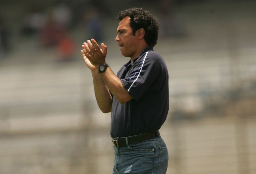 Hugo Sánchez dirigiendo en 2004 a Pumas