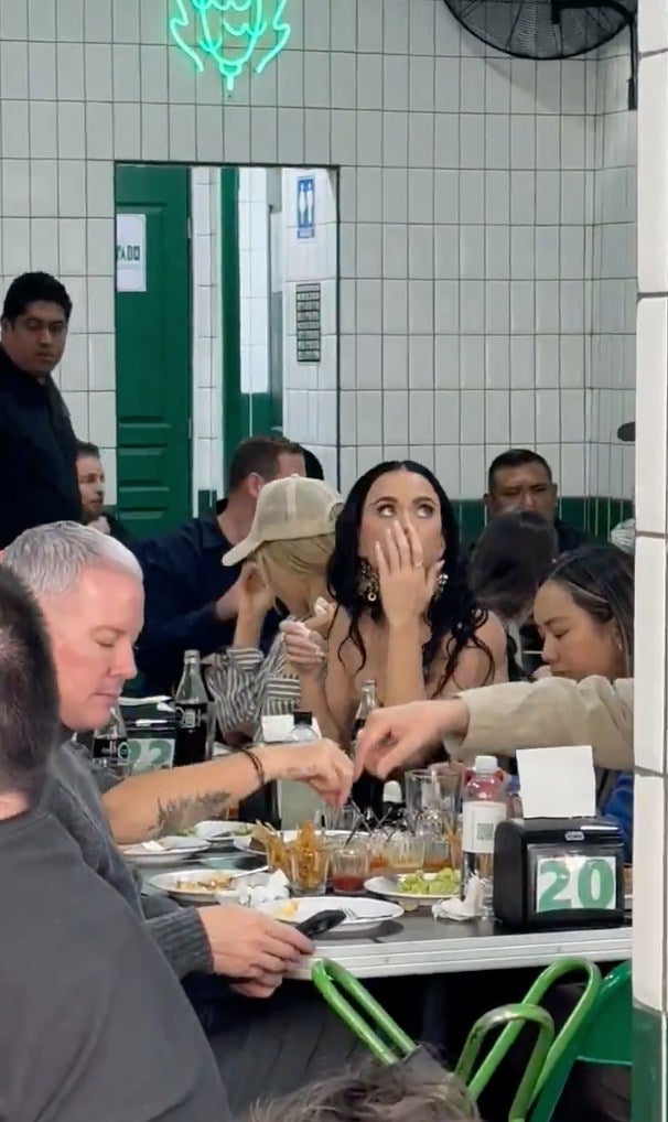 Katy Perry quedó encantada por el sabor de los tacos.