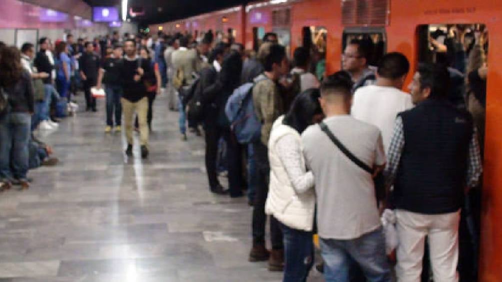 Usuarios han reportado el robo de celulares en estaciones del Metro. 