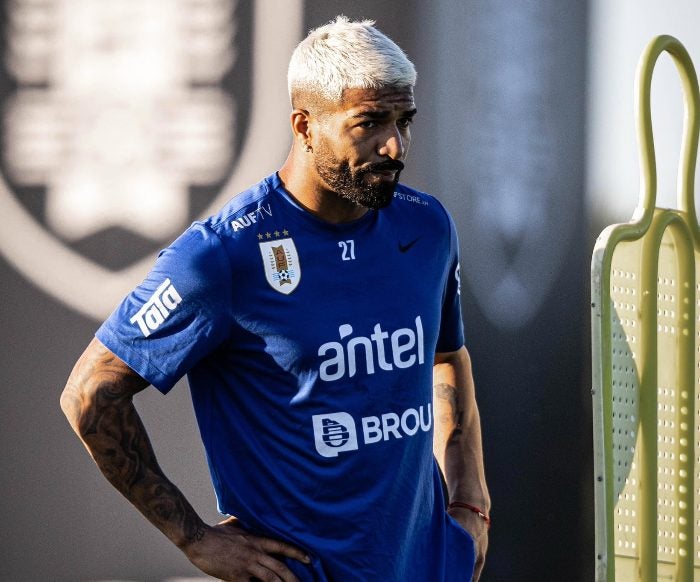 Rodrigo Aguirre en un entrenamiento de Uruguay