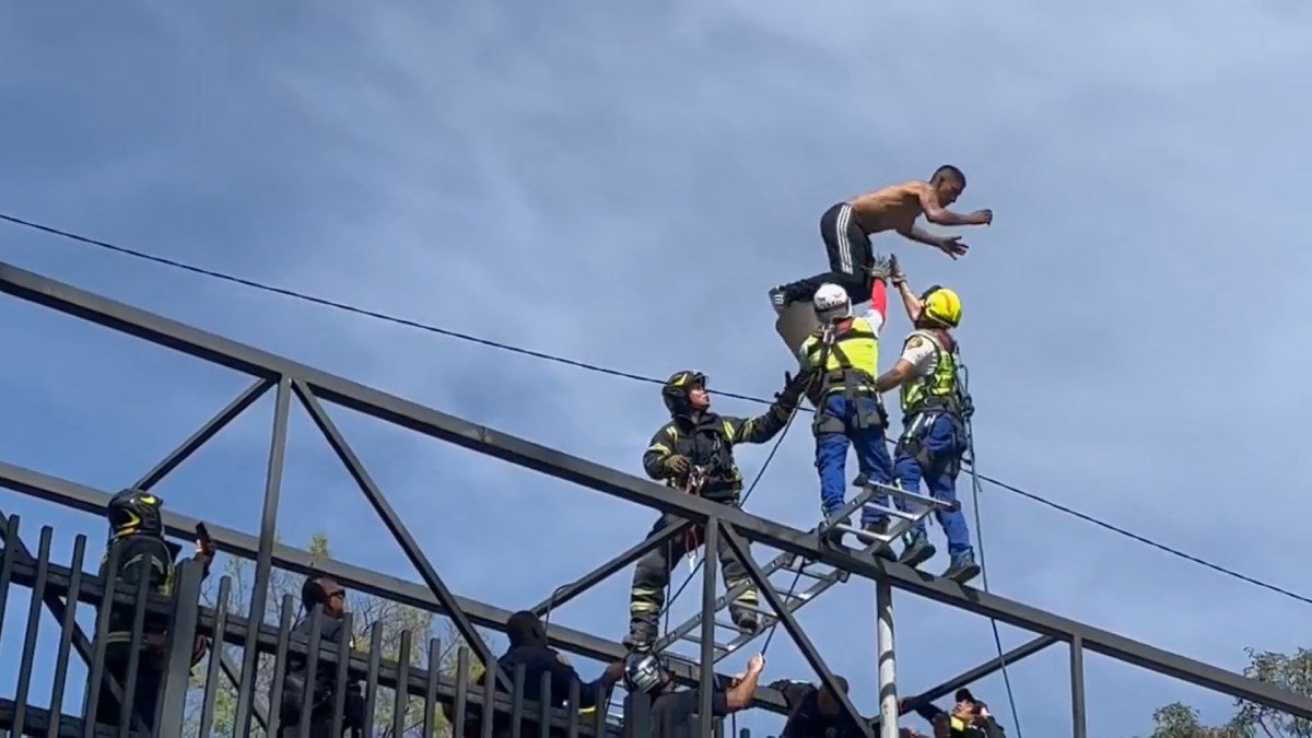 La persona se arrojó al vacio sin pensarlo dos veces.