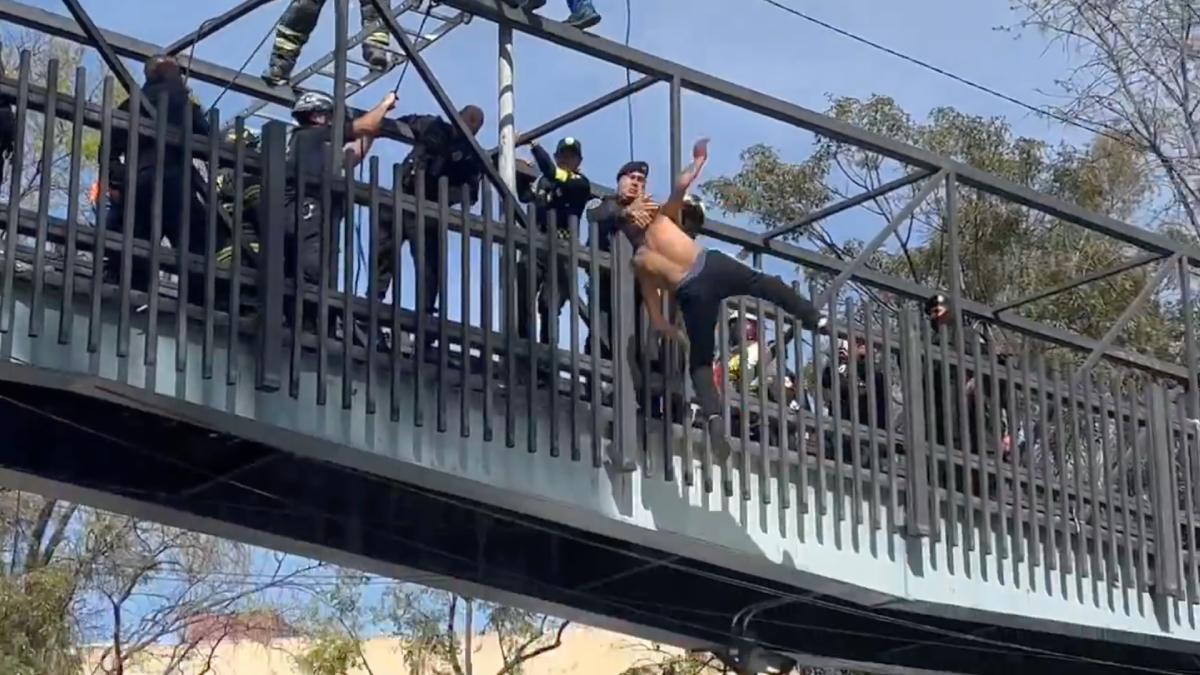 Los bomberos, policías y paramédicos no pudieron hacer nada para detenerlo.