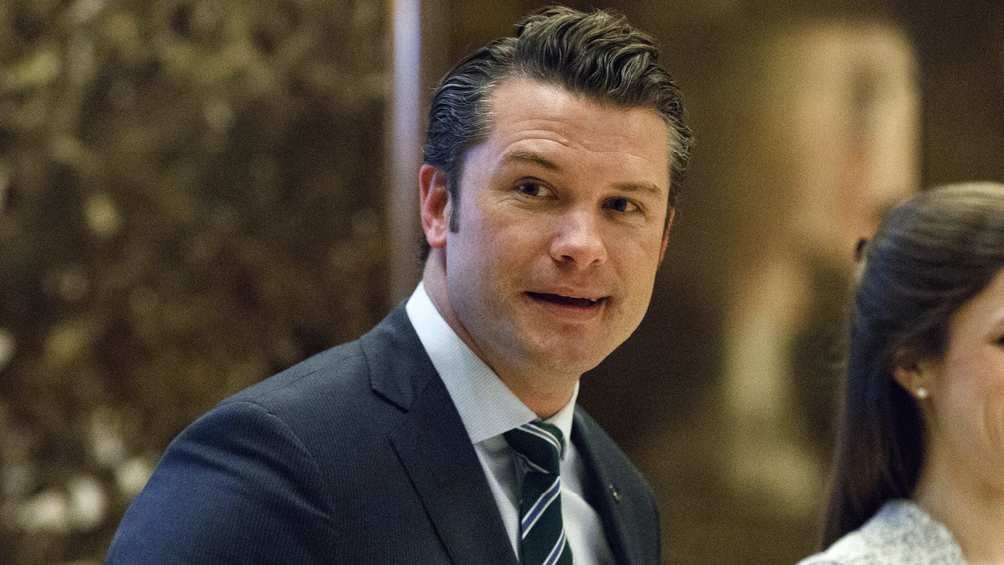 Pete Hegseth se opone a la participación de las mujeres en el ejército. 