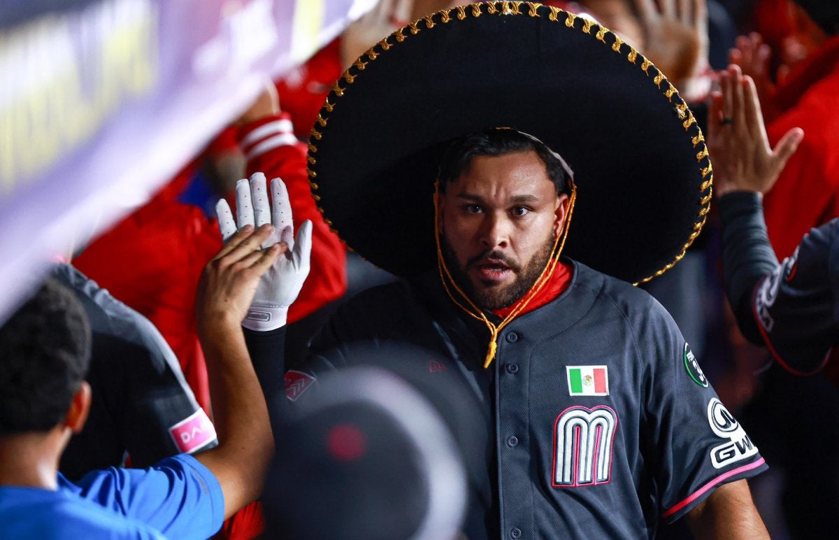 José Rojas celebra con sobrero charro