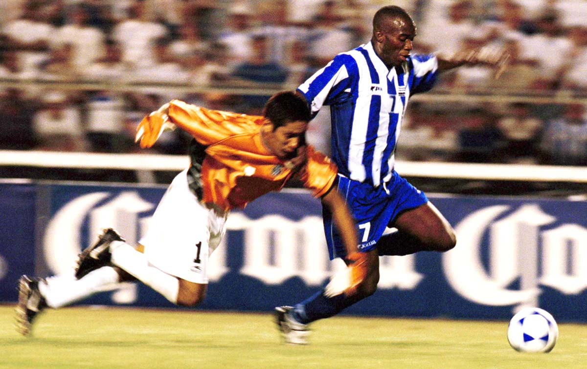 David Suazo quitte Jorge Campos lors d'un match au Honduras en 2001