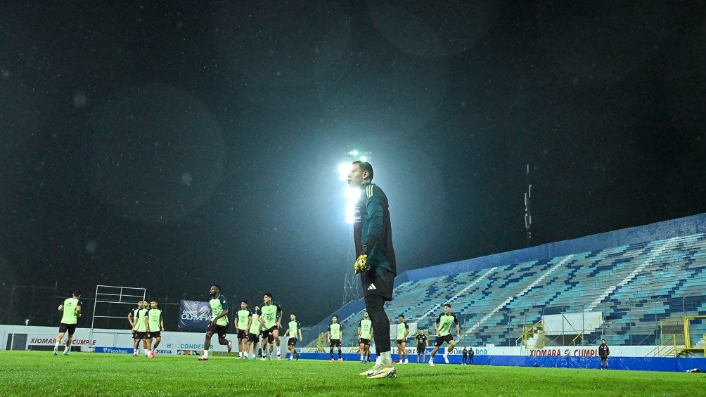 Tri entrenando bajo la lluvia