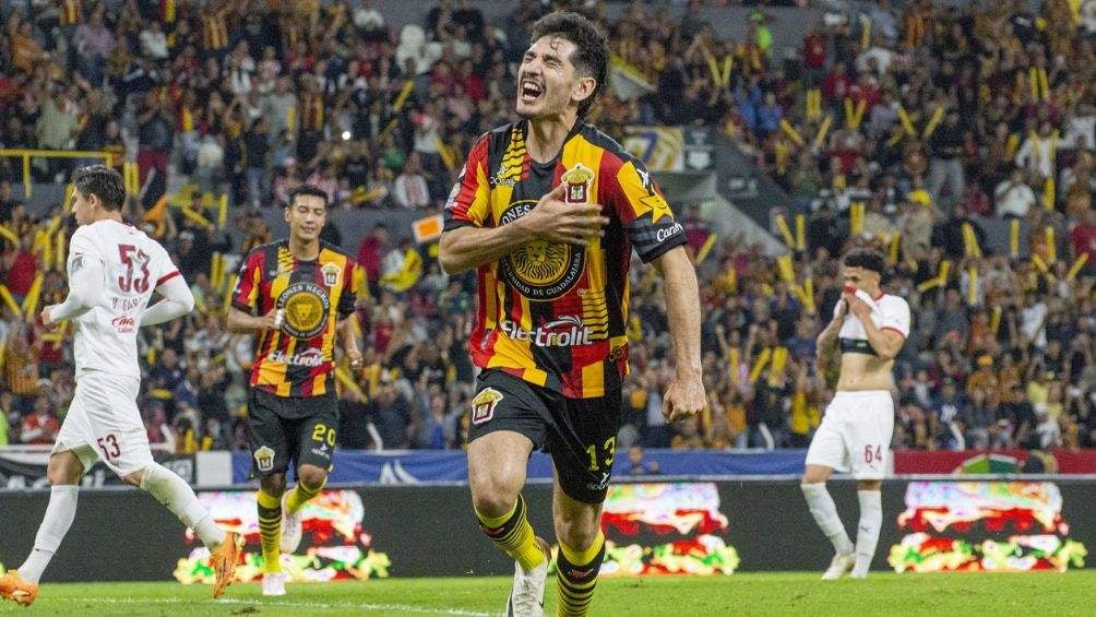 Leones Negros celebrando un gol