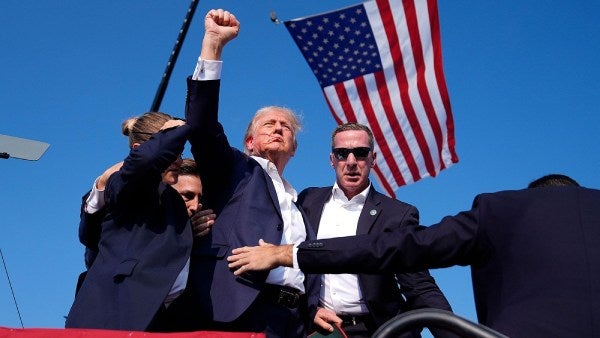 La histórica foto de Donald Trump segundos antes de su intento de aseinato