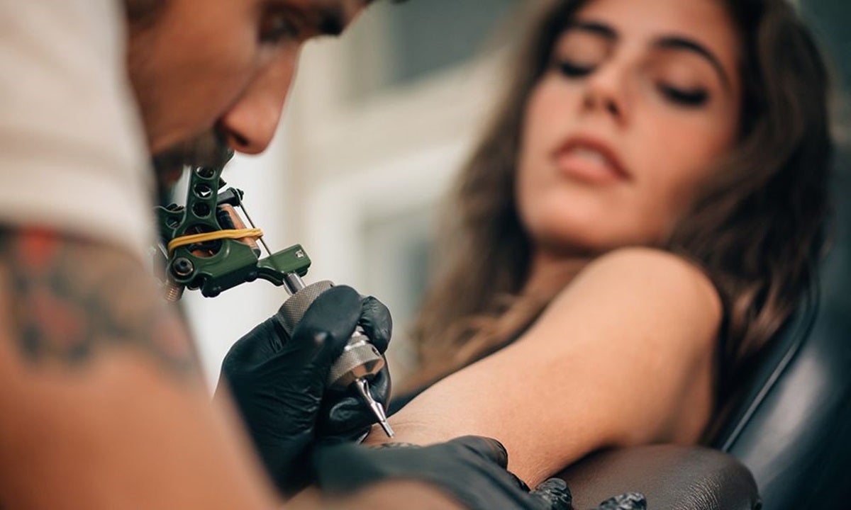 Inscríbete a este curso de introducción al tatuaje