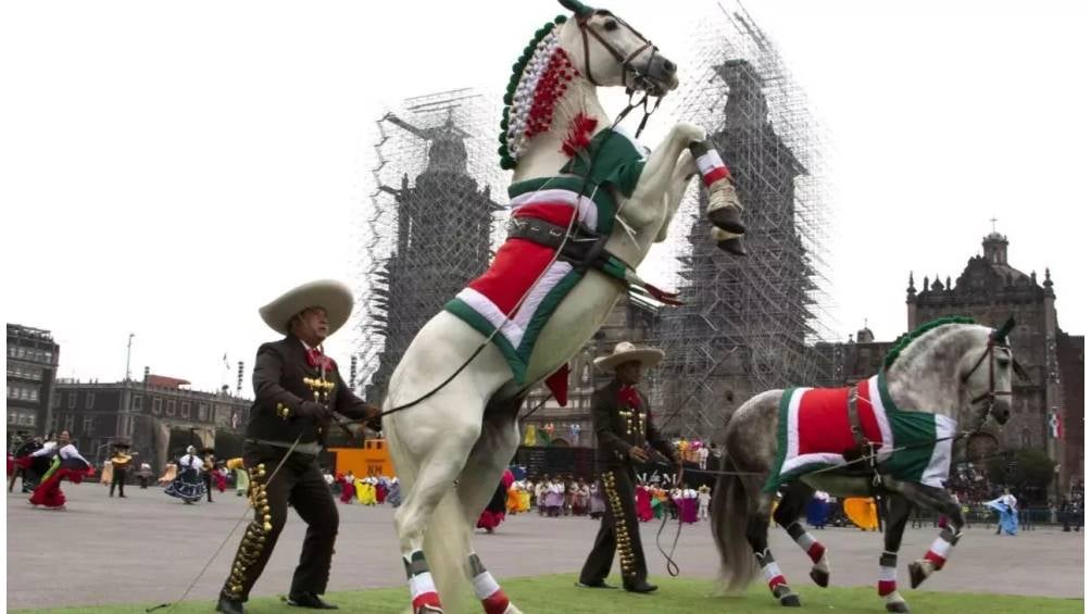 Las principales calles estarán decoradas con carros alegóricos, caballos, trajes conmemorativos, soldados y varios grupos.