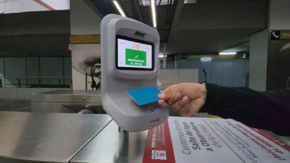 A partir del 1 de noviembre, los usuarios del metro de la Ciudad de México que utilicen ciertas tarjetas bancarias recibirán un viaje gratuito. 