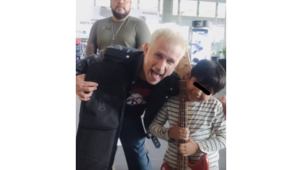 El integrante de la banda regaló a un niño su bajo. 