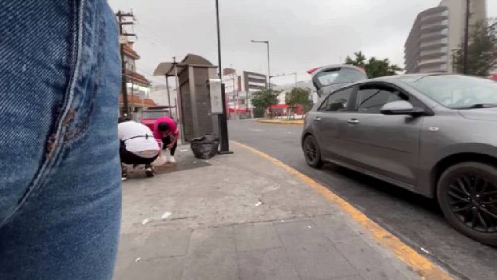 En Monterrey, se registró a taqueros recogiendo barbacoa del suelo para volver a cocinarla y venderla.