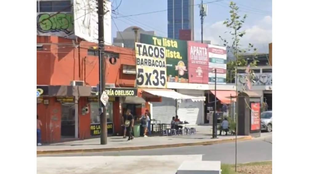 Los lugares en el centro de la ciudad están siempre llenos debido a sus precios bajos, como un local que ofrece tacos por solo 35 pesos.