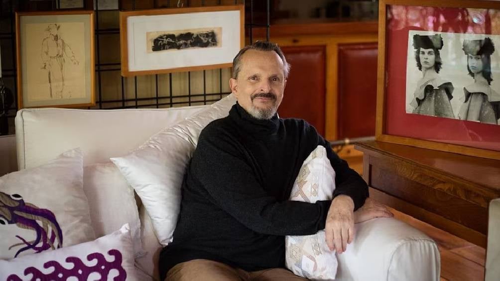 Miguel Bosé es un artista español destacado como cantante, actor y modelo, reconocido por su carrera musical en géneros como el pop y el rock.