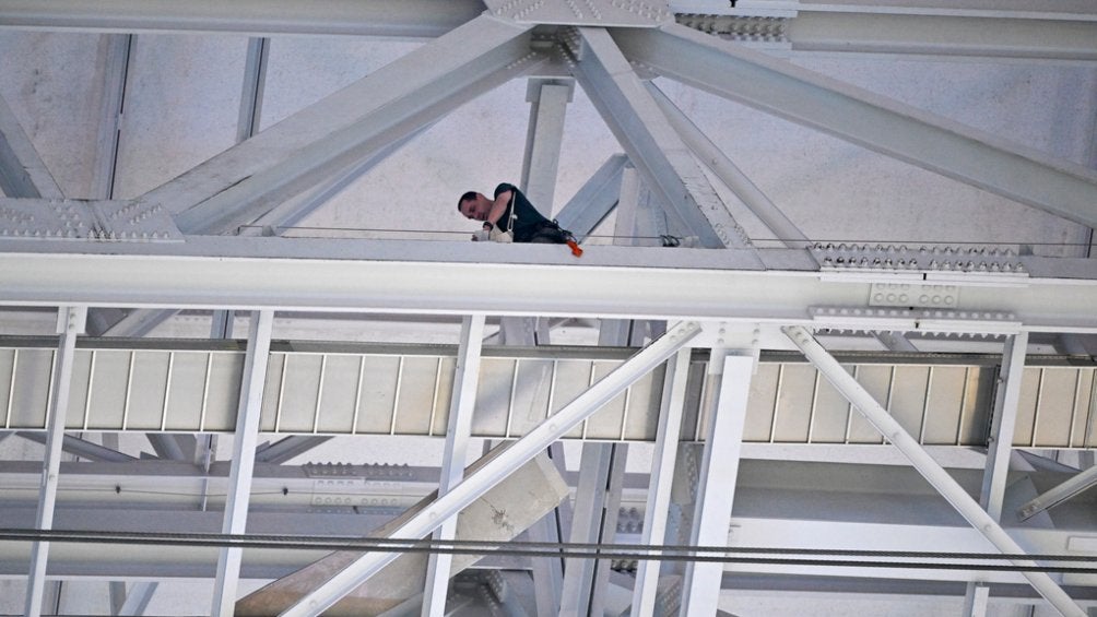 Trabajador del estadio haciendo reperaciones