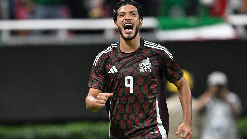 Raúl Jiménez celebra su gol con el Tri