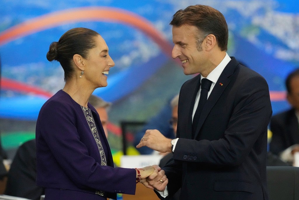 Emmanuel Macron, a la derecha, y la presidenta de México, Claudia Sheinbaum, conversan durante la reunión de líderes de la Cumbre del G20 en Río de Janeiro