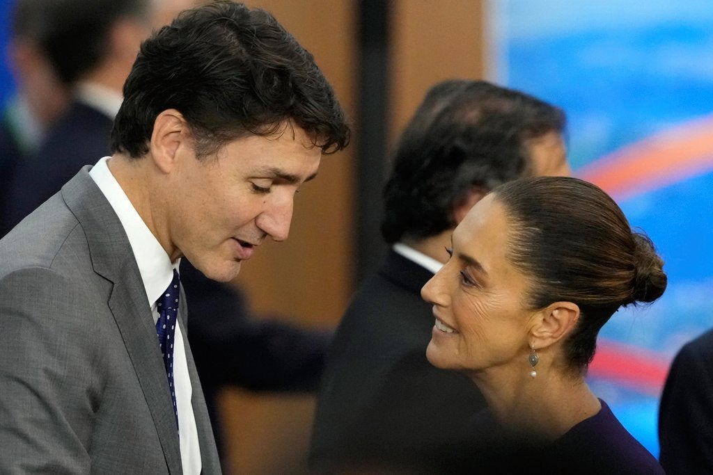 El primer ministro de Canadá, Justin Trudeau, a la izquierda, y la presidenta de México, Claudia Sheinbaum, conversan durante la reunión de líderes de la Cumbre del G20 en Río de Janeiro