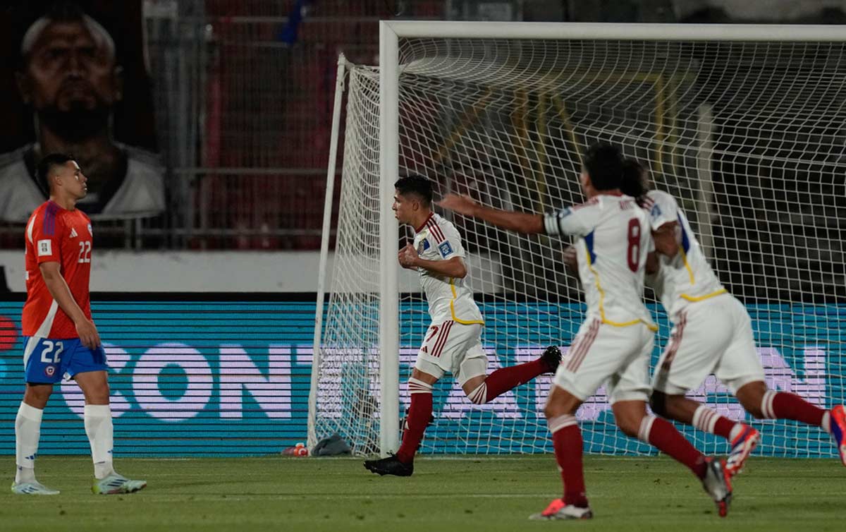 Jeffesron Savarino celebra gol con sus compañeros