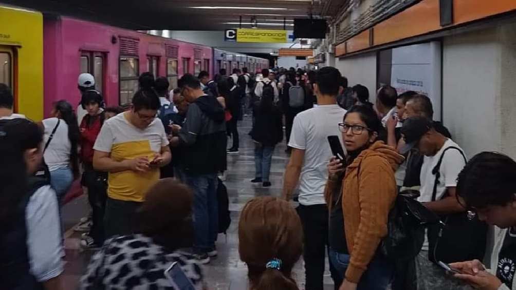 La estación Tacubaya de la Línea 7 se volvió un caos. 