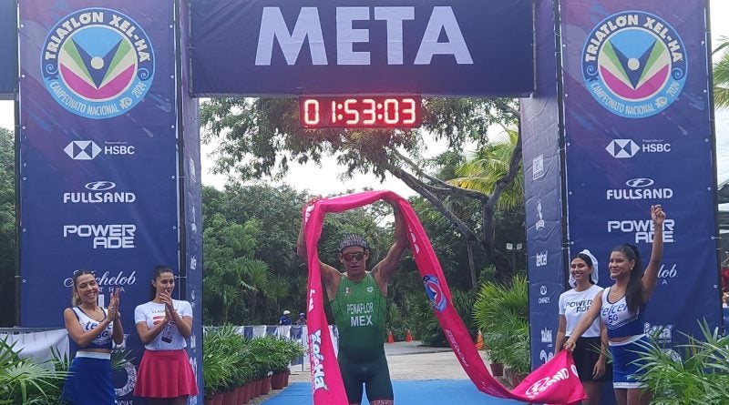 Aram Peñaflor celebra su victoria en el Triatlón Xel-Há 2024