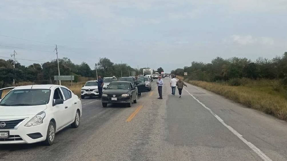 En San Fernando, la carretera federal 101 fue bloqueada por presuntos criminales. 