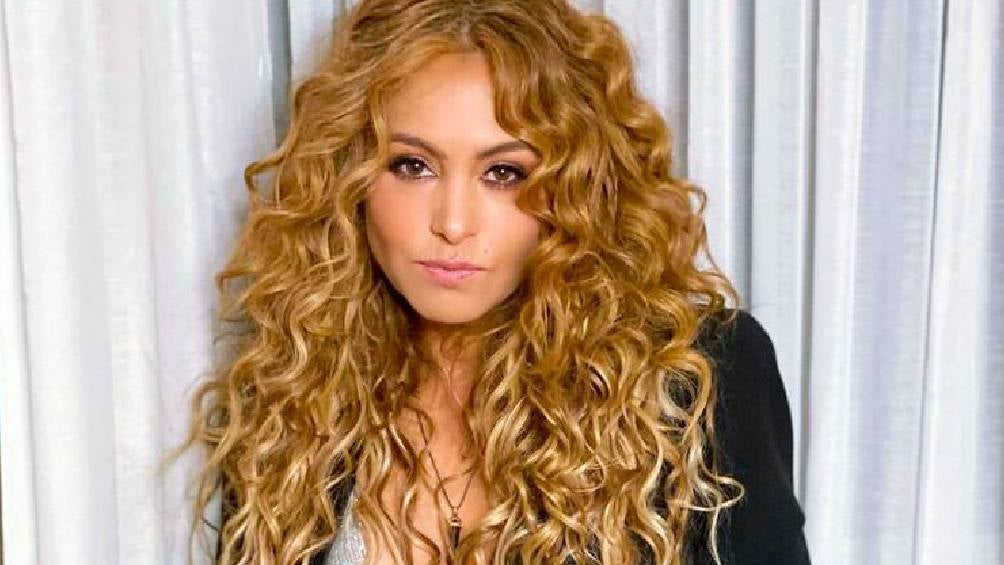 Paulina Rubio es una cantante, actriz y personalidad de televisión mexicana, reconocida por su exitosa carrera en la música pop.