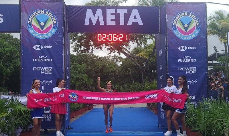 Tapia cruza la meta del Triatlón Xel-Há 2024