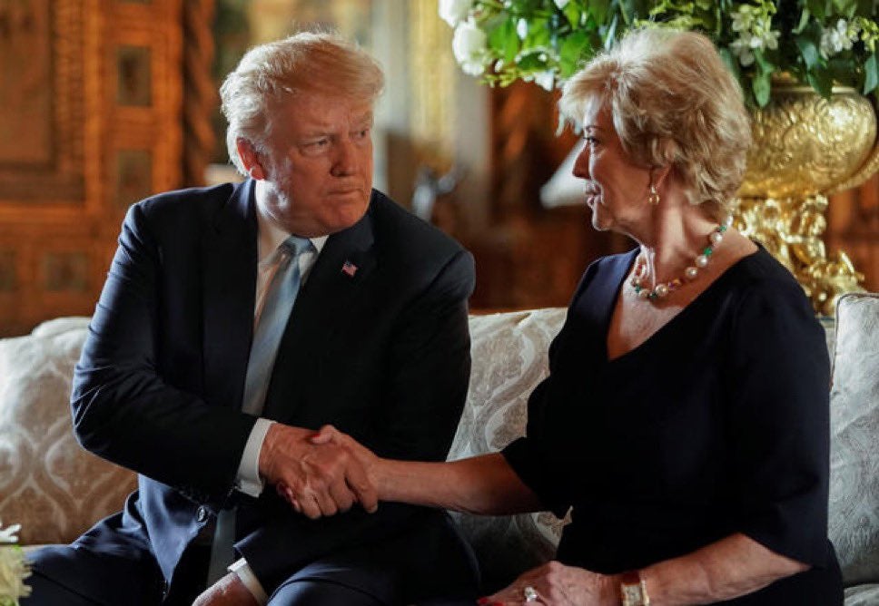 Linda McMahon junto a Donald Trump