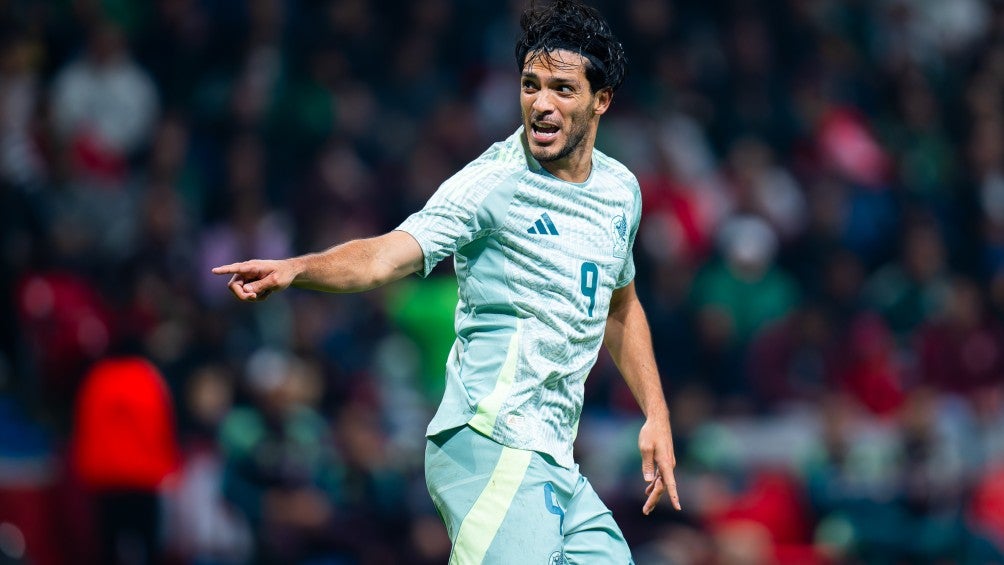 Raúl Jiménez celebra su gol con el Tri