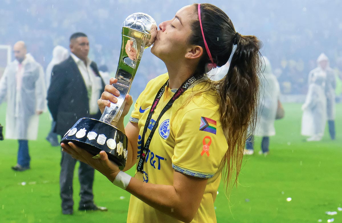 Katty Martínez besa la copa en su etapa con América